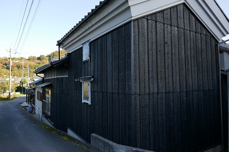 Kura in campagna ricoperto di assi di legno con superficie carbonizzata per protezione da fuoco e intemperie