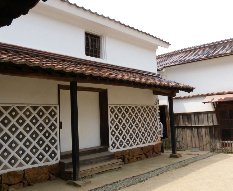 Magazzino tradizionale del Giappone con namako munito di calce centrale