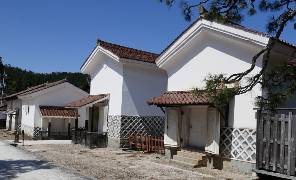 Complesso di kura bianchi con alla base namako