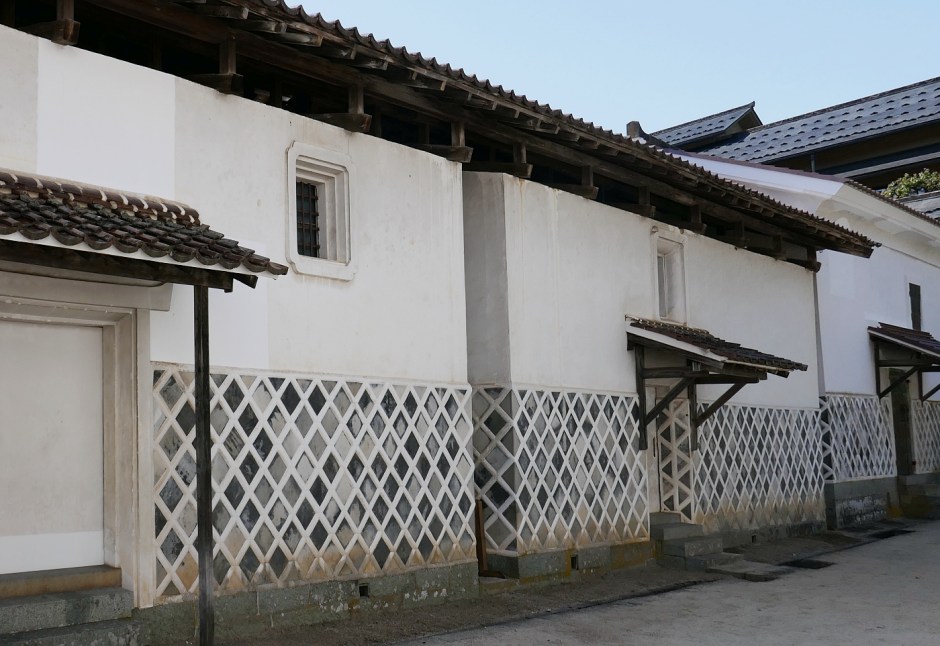 Magazzini tradizionali del Giappone allineati . Hanno namako alla base