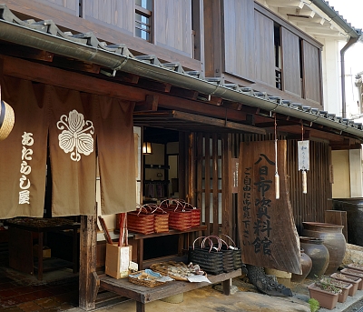 negozio tipico del Giappone con noren all'entrata e prodotti artigianali esposti