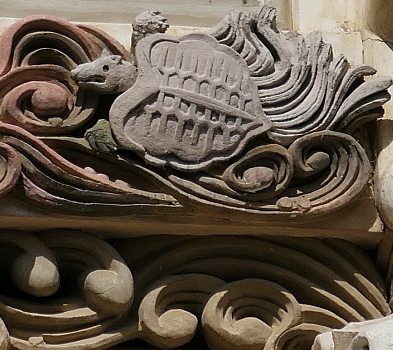 tartaruga e onde particolare facciata residenza Honhaga