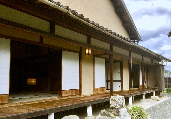 casa samurai a un piano con shōji e engawa