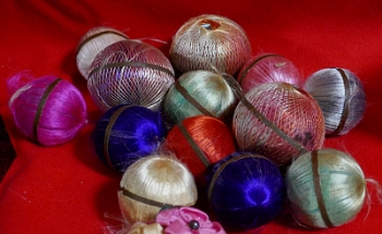 Temari artigianali vintage fatte di seta multicolore