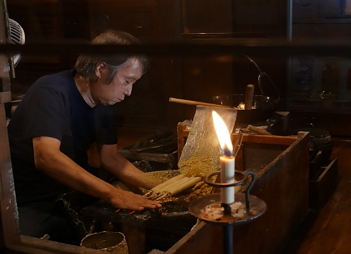 maestro ceraio prepara candele tradizionali a Uchiko