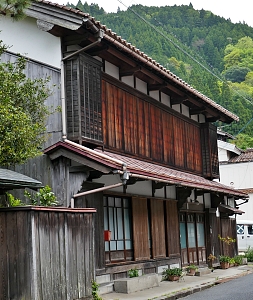 Casa giapponese con amado chiusi al secondo piano e semi aperti al primo