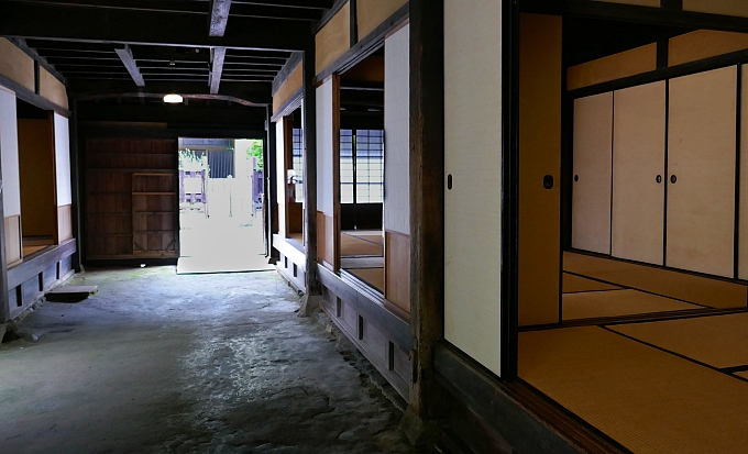 Casa tradizionale giapponese con doma e zona abitativa in posizione elevata