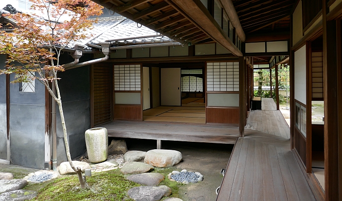 casa tradizionale del Giappone con engawa e tsuboniwa