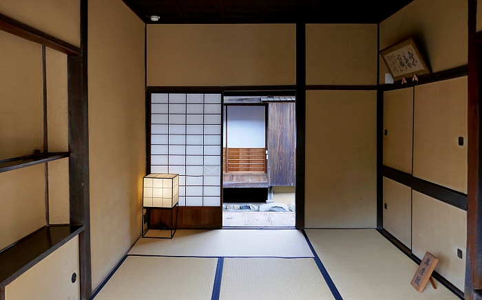 Interno  della casa del samurai con tatami, shōji e andon