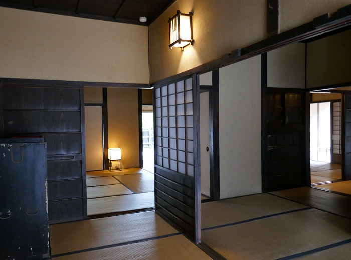 interno della residenza di un samurai con andon accesi