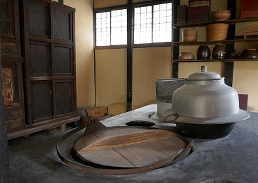 kamado, kama e mobili della cucina del samurai