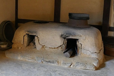 kamado in terra e calce con kama di ferro