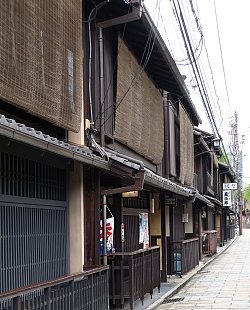 Case con sudare in una strada del quartiere Gyon a Kyoto