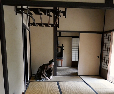 entrata della casa del samurai con tatami e rastrelliera per katana