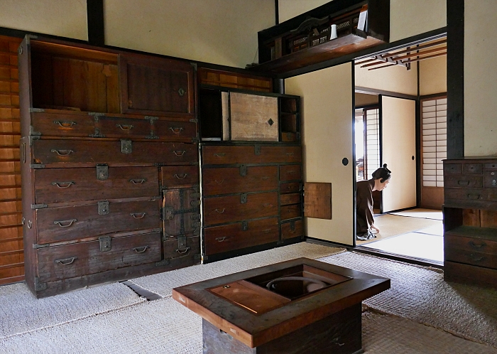 Stanza privata della casa del Samurai con mobili, braciere e mushiro