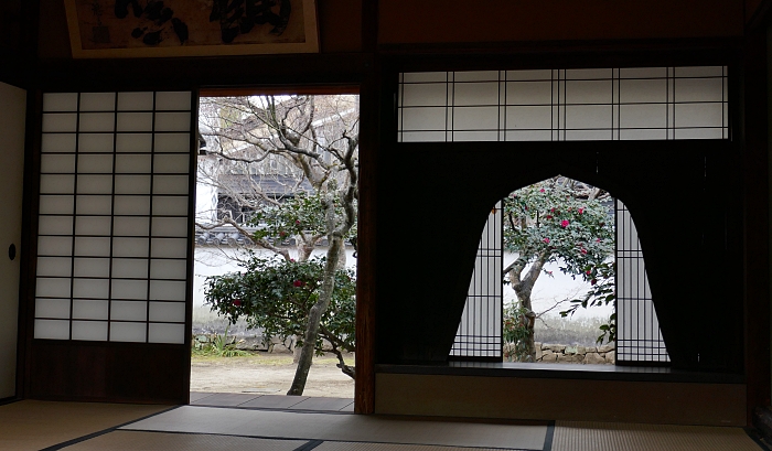 Finestre con shōji in controluce in una casa tradizionale di un samurai del Giappone