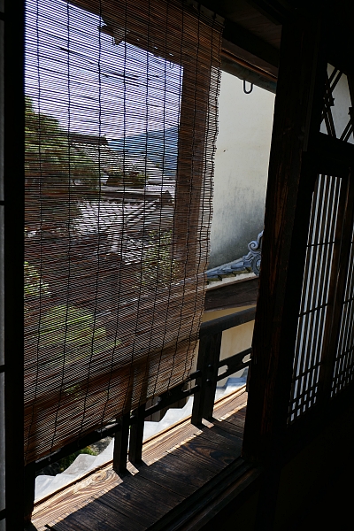 Paesaggio intravisto alla finestra attraverso un sudare