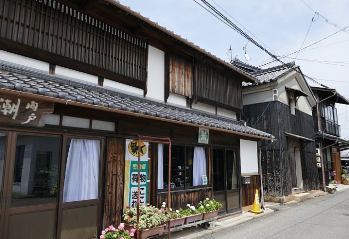 Negozio retrò e kura sulla strada di Ushimado