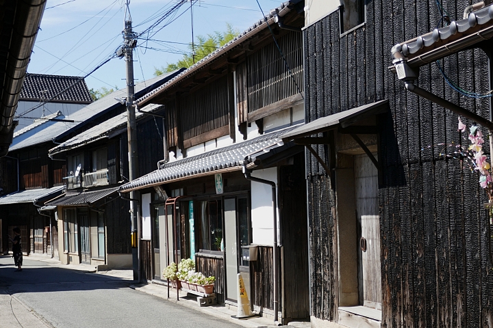 Strada centrale di Ushimado e case scure con yakusugi ban