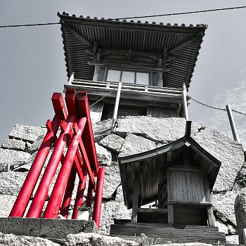 Lanterna e torii nel porto di Ushimado