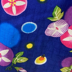 stoffa con disegnate asagao e lucciole a colori vivaci e sfondo blu