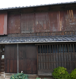 Casa giapponese con amado chiuse