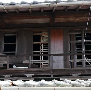 Shoji strappati e finestre aperte in una casa disabitata