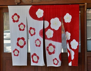 noren bianco e rosso con fiori di pruno e prsco