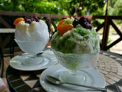 Coppe con ghiaccio tritato frutta e sciroppo verde e bianco