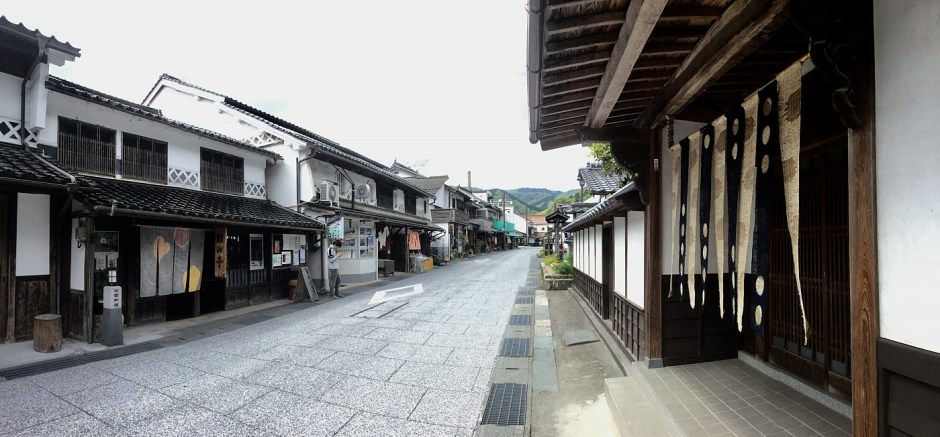 Strada di Katsuyama con case tradizionali e noren