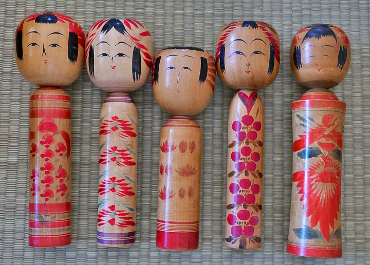 Kokeshi vintage allineate