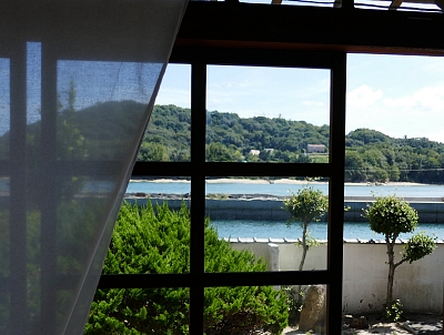 Isola verde e mare blu dalla finestra di ochaya
