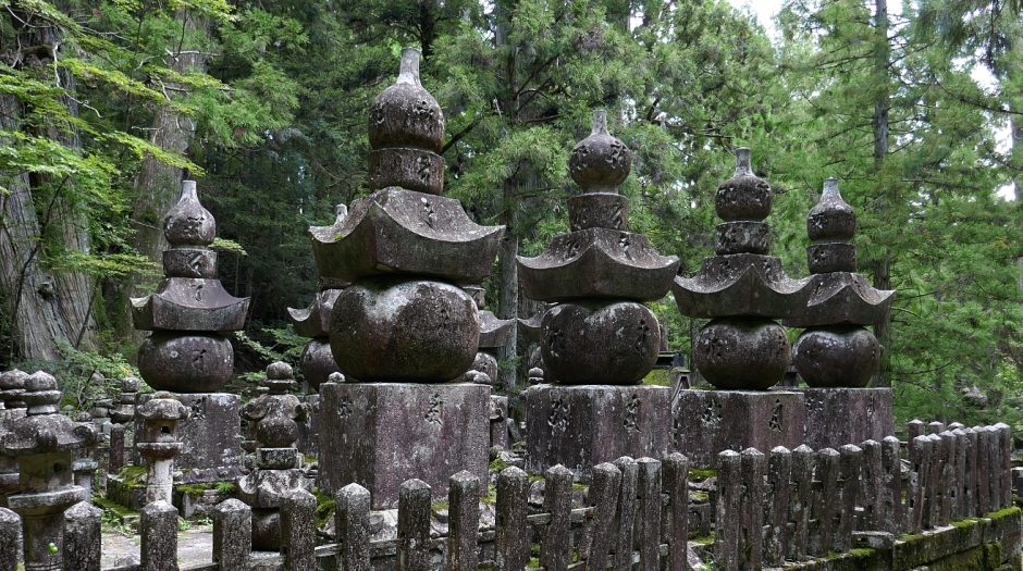 Stupa a cinque elementi in fila fra i pini del monte Koya