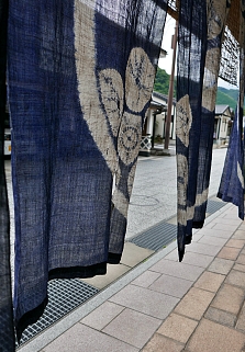 Noren giapponese azzurro visto in trasparenza