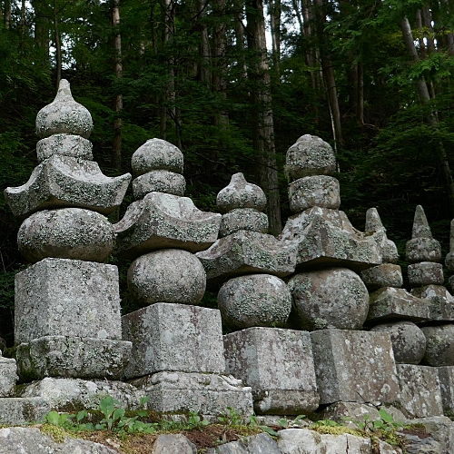Stupa a cinque elementi di pietra allineati