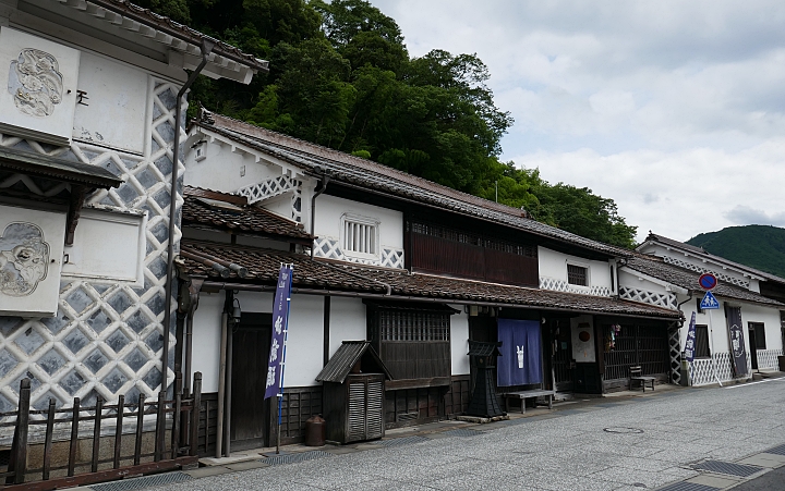 Kura e case tradizionali giapponesi intonacate con calce e namako