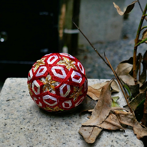 temari di filo rosso e bianco