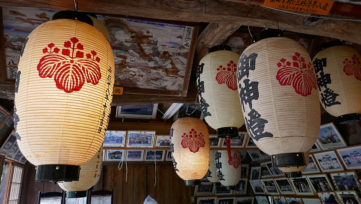 Lanterne di carta e vecchie tavole votive in legno al tempio di Ushimado