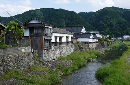 case su argine di pietra e fiume