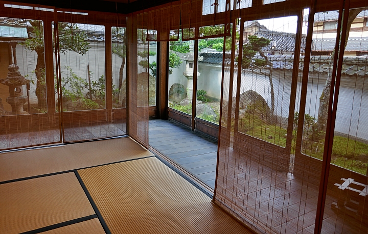 stanza con tatami divisa dall' engawa attraverso cortine di bambù