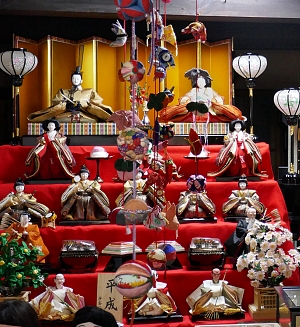 scala rossa con bambole hina