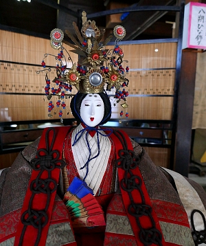 hina antica con corona metallica