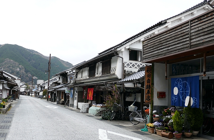 strada con case tradizionali del Giappone e noren