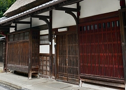 casa con alle finestre liste di legno chiamati koshi