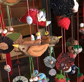 Uccelli, bambini e fiori di stoffa