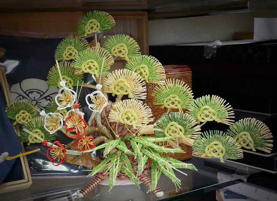 composizione di mizuhiki a forma di pino e pruno