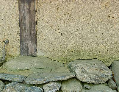 colonna e muro di una minka su base di pietre