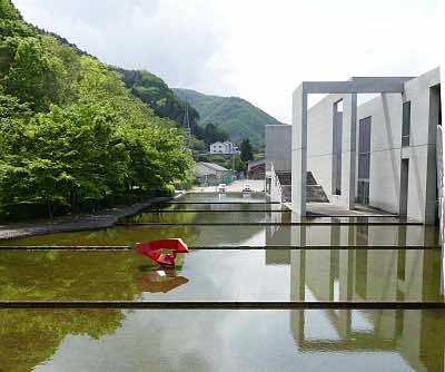 Vista esterna e lago al polo museale di Nariwa