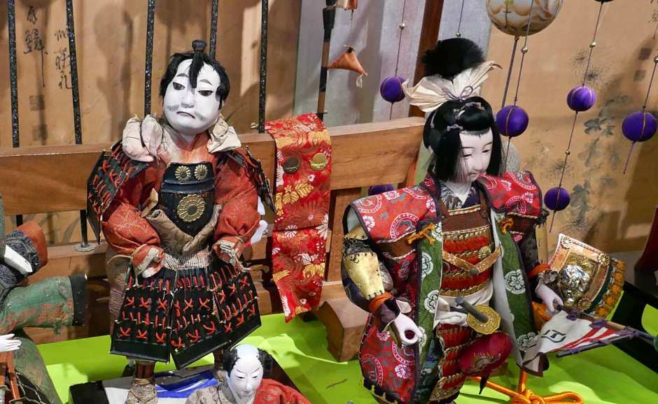 Bambole guerriero giapponesi vestite in armatura da guerra