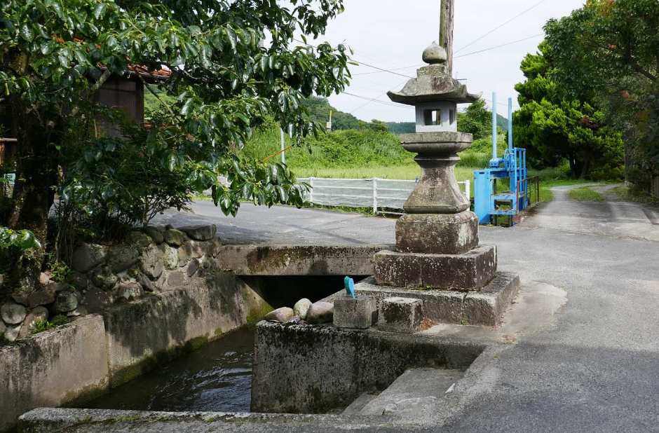 Lanterna in pietra e antico canale lungo la Izumo kaido villaggio Yoshisada